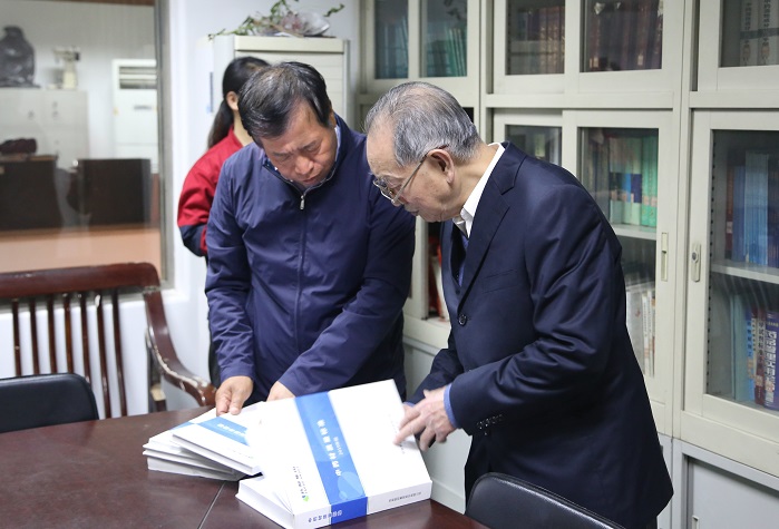 國醫(yī)大師、山西中醫(yī)學(xué)院教授王世民先生到藥都制藥集團(tuán)參觀考察