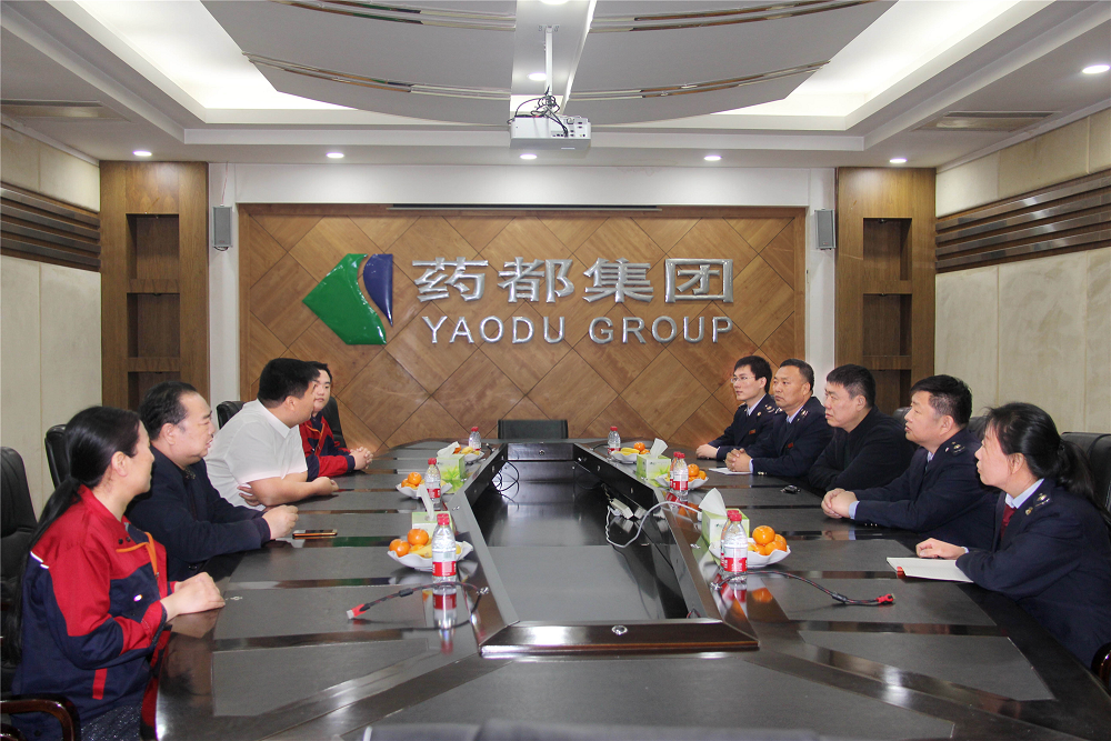 安國市稅務(wù)局吳會軍副局長一行來我公司宣貫“減稅降費(fèi)促發(fā)展”，并送來貼心慰問品