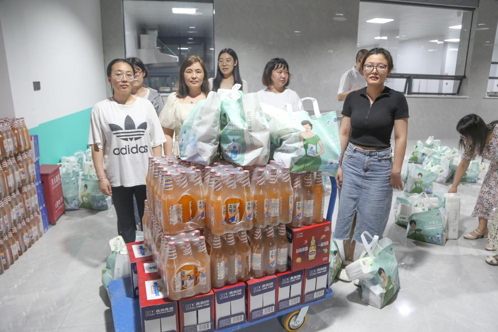 炎炎夏日送清涼，滴滴關懷沁人心